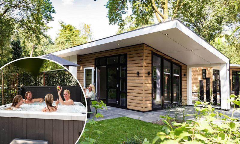 Silva 4 Personen Wellness-Ferienhaus mit Spa in Lunteren, Veluwe, umgeben von gruener Natur und moderner Architektur.