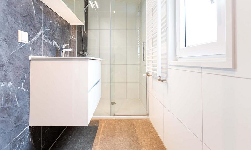 Stilvolles Badezimmer im Silva 4 Personen Wellness-Ferienhaus, Lunteren, Veluwe, mit luxurioeser Dusche und moderner Ausstattung.