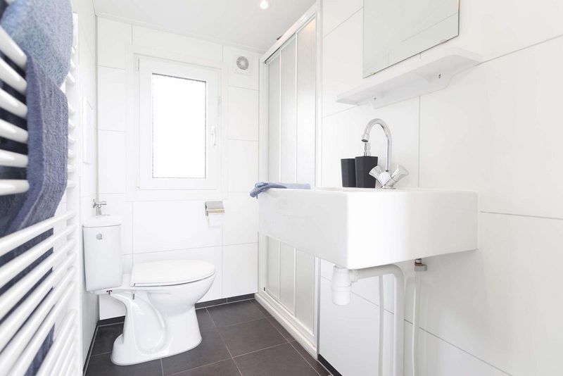 Modernes Badezimmer im Rialto 5 Personen Ferienhaus, Lunteren, Veluwe, mit glatter Oberflaeche.