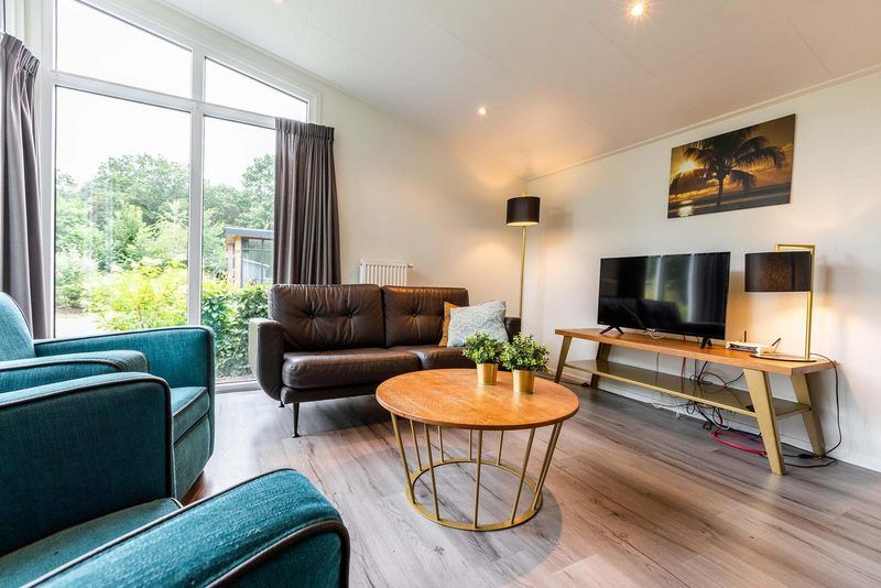 Gemuetliches Wohnzimmer mit Blick auf den Garten im Rialto 5 Personen Ferienhaus, Lunteren, Veluwe.
