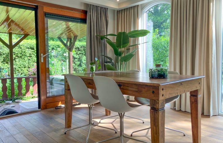 Dining area in Cottage in Lunteren, cottage in the Veluwe with garden view.