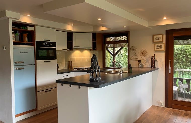 Modern kitchen in Cottage in Lunteren, vacation home in the Veluwe, fully equipped.