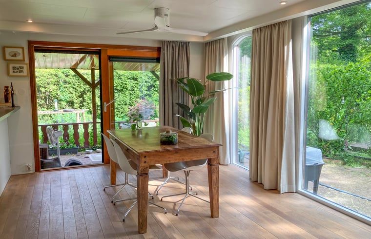 Dining room in Cottage in Lunteren, Veluwe, with lots of light and views of the garden.