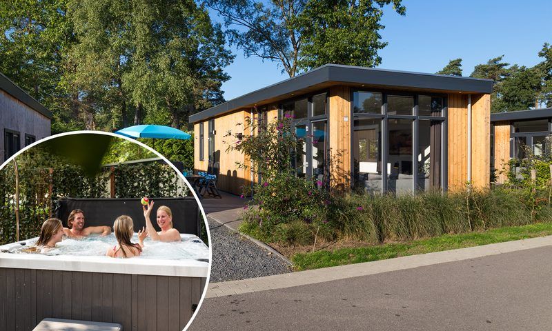 Geniet van ontspanning in de jacuzzi bij Module 5 personen Wellness (Spa) in Lunteren, Veluwe, vakantiehuis.