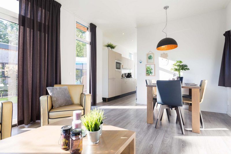 Lichte woonkamer met eetruimte in Module 5 personen Wellness (Spa), Lunteren, Veluwe, vakantiehuis.