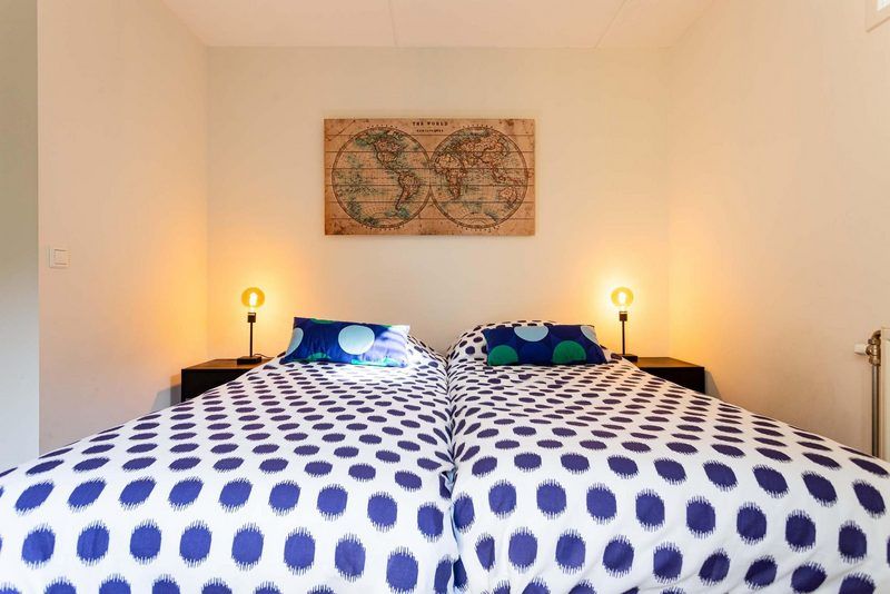 Gemuetliches Schlafzimmer in Boshoeve 10 Personen Wellness Spa Ferienhaus Lunteren, Veluwe mit stimmungsvoller Beleuchtung.