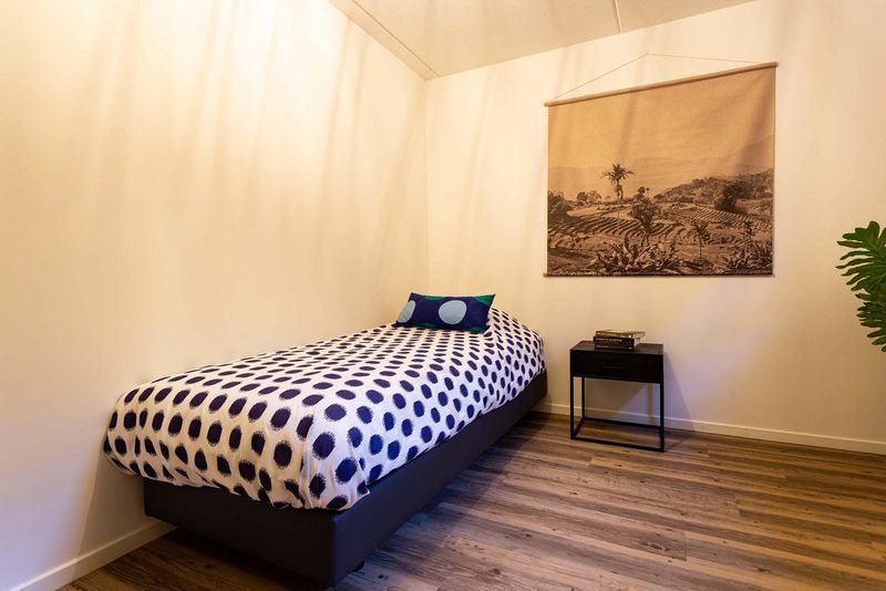 Geraeumiges Einzelzimmer in Boshoeve 10 Personen Wellness Spa Lunteren, Veluwe mit Holzboden und Kunst an der Wand.