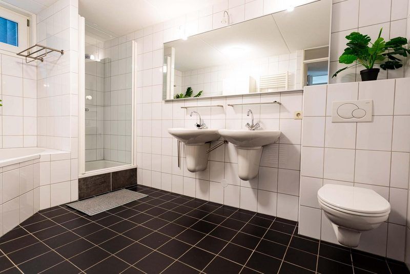 Grosses Badezimmer in Boshoeve 10 Personen Wellness Spa Lunteren, Veluwe mit Doppelwaschbecken und geraeumiger Dusche.