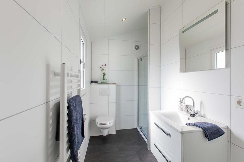 Modernes Badezimmer im Ferox 5 Personen Ferienhaus, Lunteren, Veluwe, mit Dusche und Waschbecken.