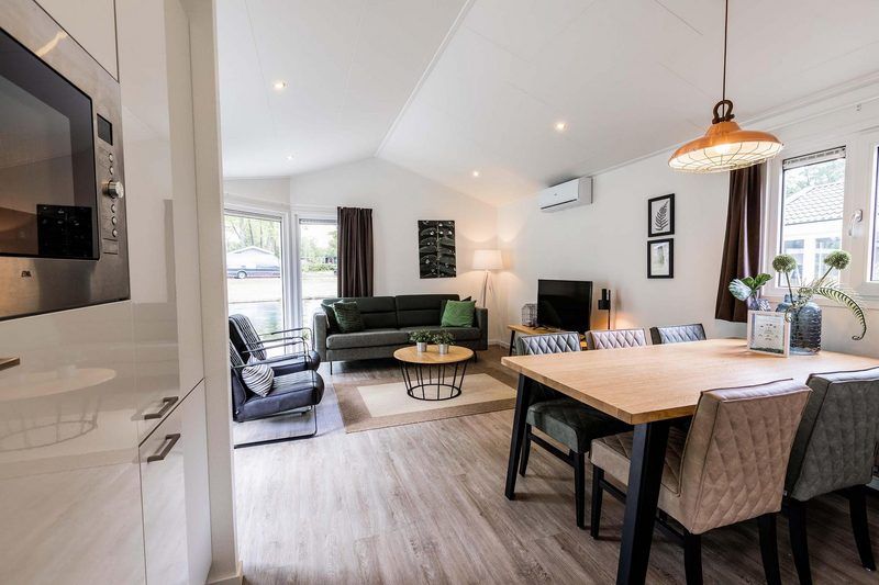 Gemuetliches Wohnzimmer im Ferox 5 Personen Ferienhaus, Lunteren, Veluwe, mit Sitzecke und Essecke.