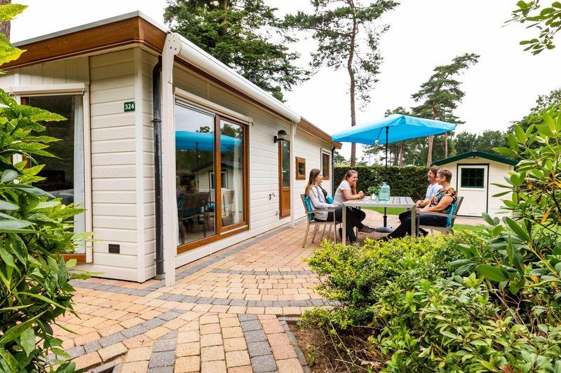 Ferienhaus fuer 4 Personen in Lunteren, Veluwe, Gelderland mit gemuetlicher Terrasse und Garten fuer entspanntes Wohnen im Freien.