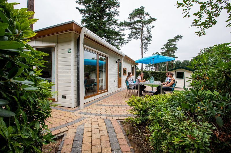 Die Veranda des Ferienhauses fuer 4 Personen in Lunteren, Veluwe, Gelderland bietet Platz fuer Mahlzeiten im Freien.