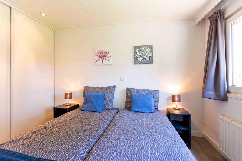 Gemuetliches Schlafzimmer im Ferienhaus fuer 4 Personen, Lunteren, Veluwe, Gelderland mit Doppelbett.