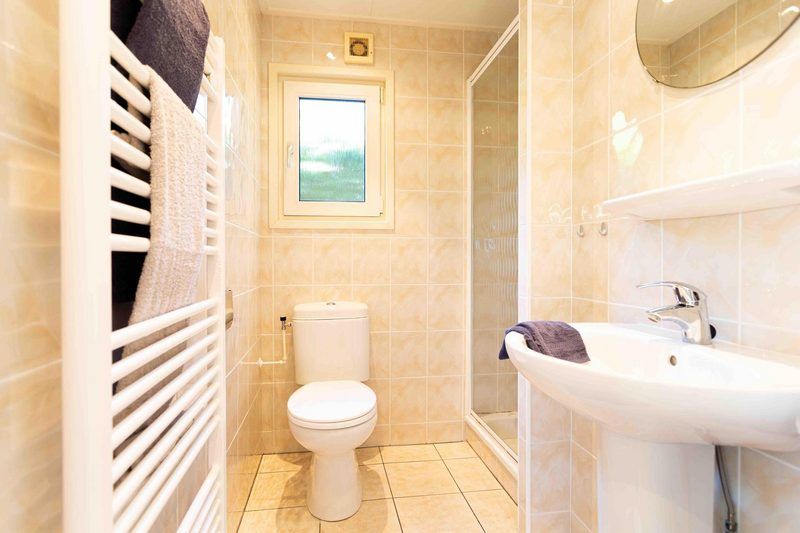 Modernes Badezimmer im Ferienhaus fuer 4 Personen, Lunteren, Veluwe, Gelderland mit Dusche und Toilette.