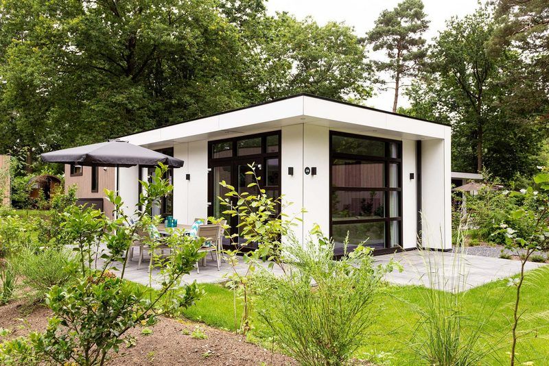 Spezielles 6-Personen-Ferienhaus mit Terrasse in Lunteren, Veluwe, umgeben von gruener Natur.
