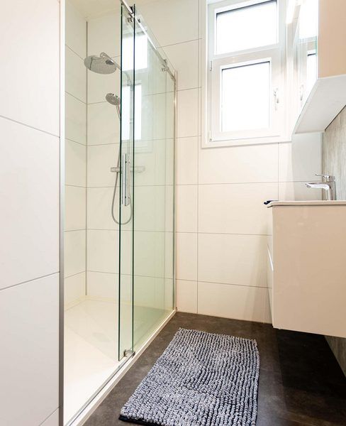 Modernes Badezimmer mit Dusche in Modul Spezial 6 Personen Ferienhaus, Lunteren, Veluwe.