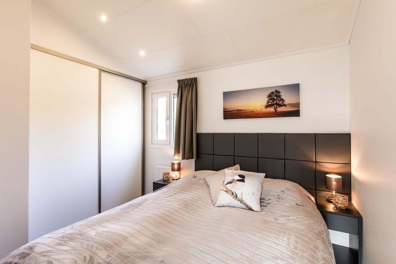 Slaapkamer van Ferox 5 personen Wellness vakantiehuis in Lunteren, Veluwe, met comfortabel tweepersoonsbed.