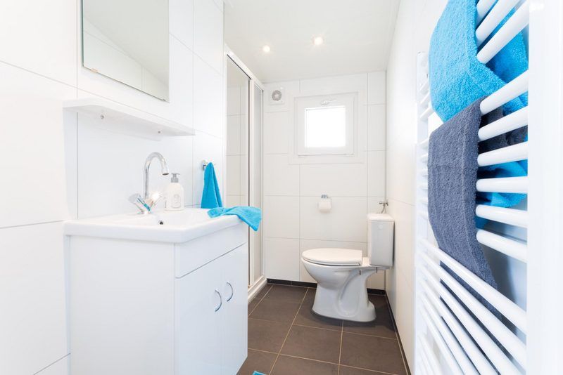 Modernes Badezimmer im Rialto 6 Personen Ferienhaus, Lunteren, Veluwe, mit Dusche und Toilette.