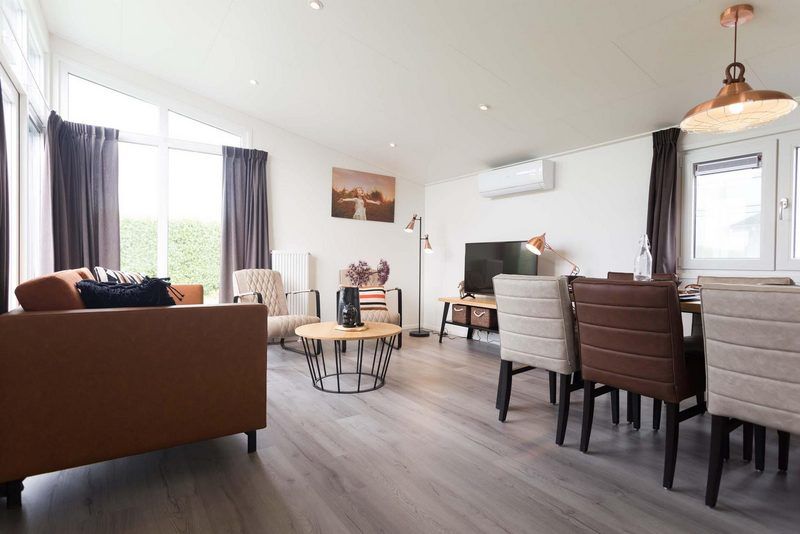 Geraeumiges Wohnzimmer im Rialto 6 Personen Ferienhaus, Lunteren, Veluwe, mit Sitzecke und TV.