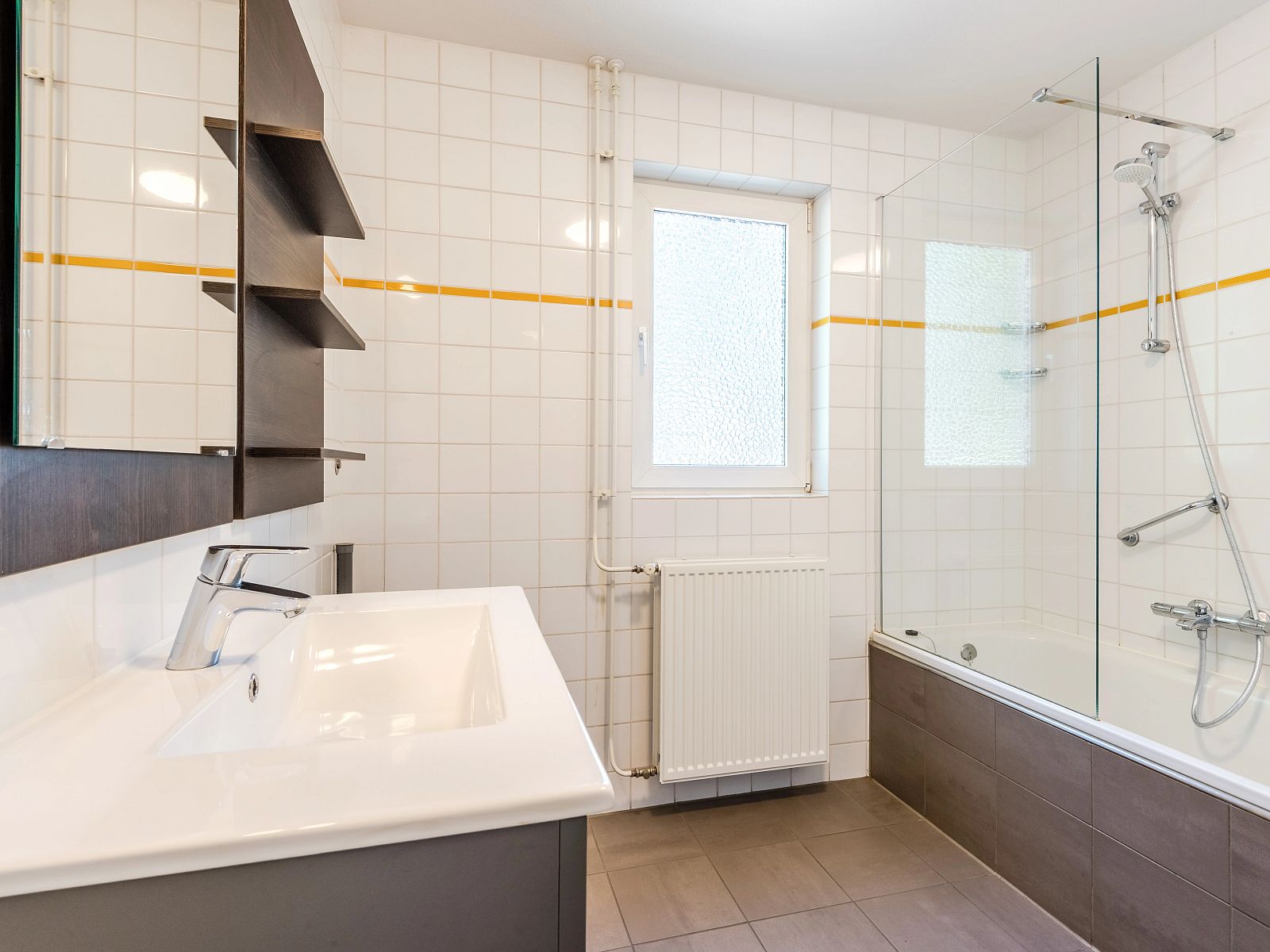 Landgoed 't Loo 6-Personen-Bungalow 6C2 in Oldebroek, Veluwe, umgeben von Baeumen und Natur.