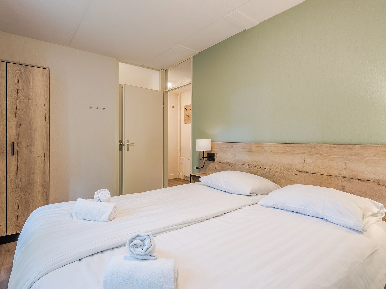 Stylish bathroom in Landgoed 't Loo 6-person bungalow 6C3, Oldebroek, Veluwe, with modern amenities.