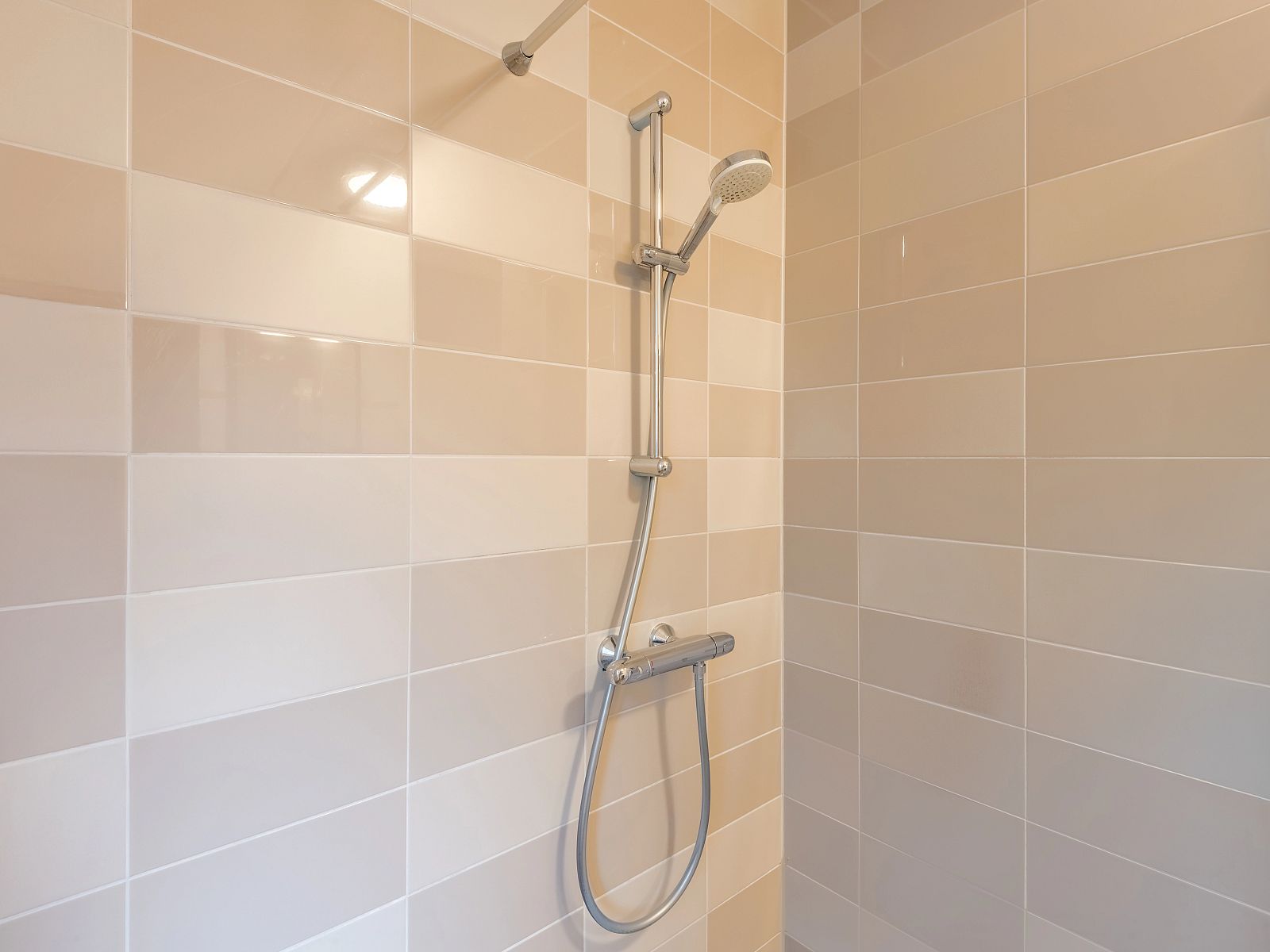 Extra bathroom in Landgoed 't Loo 6-person bungalow 6C3, Oldebroek, Veluwe, with a modern shower.