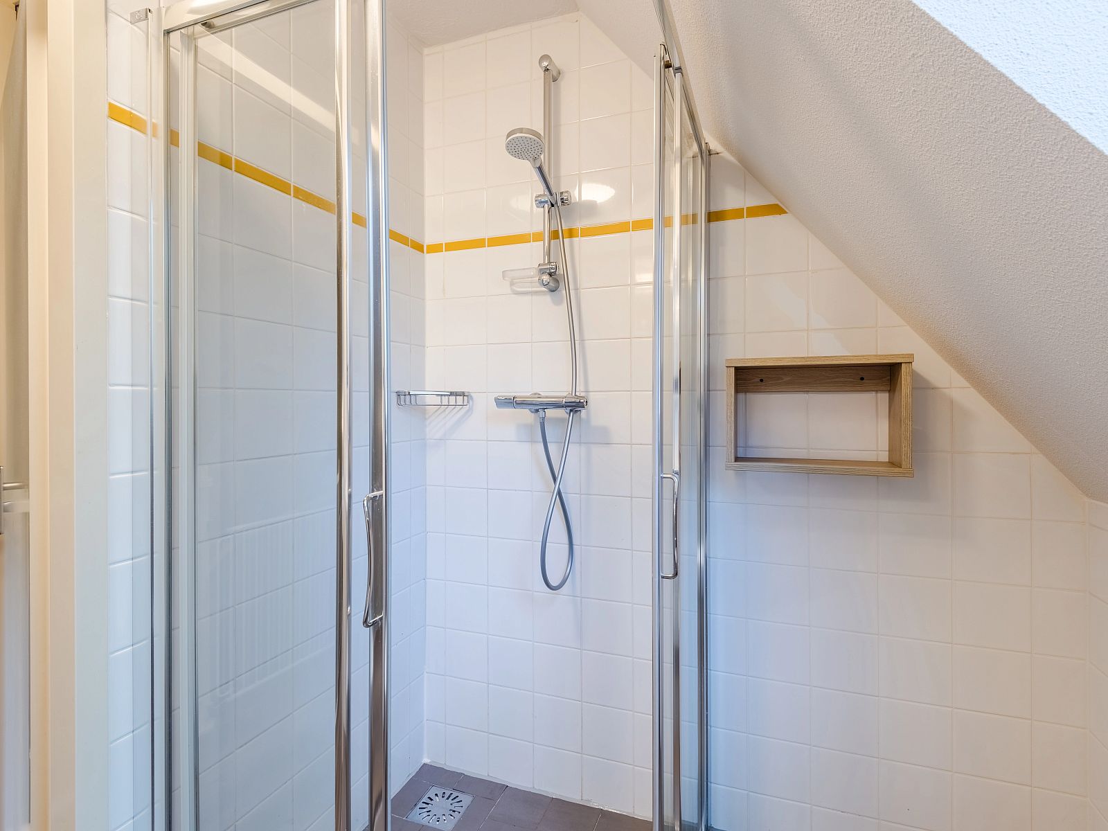 Sunny terrace at Landgoed 't Loo 6-person bungalow 6C3, Oldebroek, Veluwe, ideal for outdoor dining.