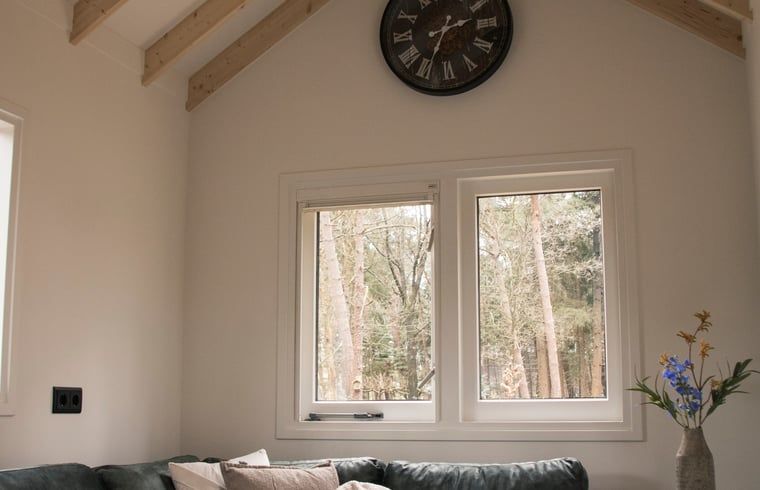 Vakantiehuisje in Uddel, Veluwe, met een knusse slaapkamer en houten details.