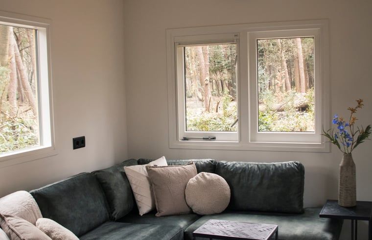 Vakantiehuisje in Uddel, Veluwe, biedt een comfortabele slaapkamer en serene omgeving.