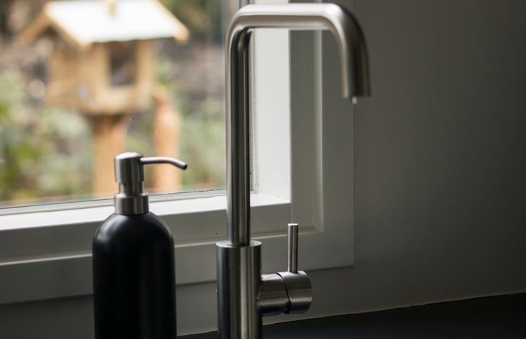 Vakantiehuisje in Uddel, Veluwe, met een moderne keuken en uitzicht op het bos.