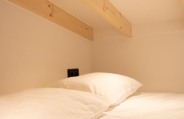 Vakantiehuisje in Uddel, Veluwe, biedt een serene slaapkamer en uitzicht op de natuur.