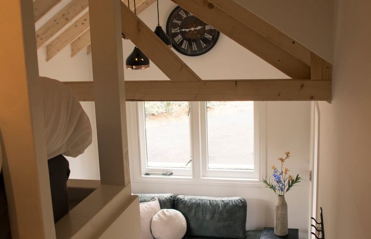Moderne keuken in vakantiehuisje in Uddel, Veluwe, met uitzicht op de groene omgeving.