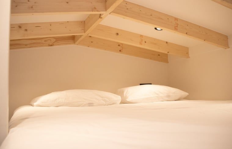 Vakantiehuisje in Uddel, Veluwe, met een stijlvolle badkamer en natuurlijke materialen.