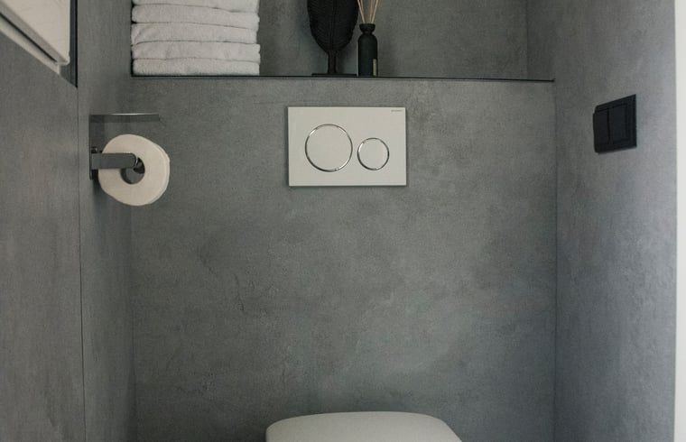 Vakantiehuisje in Uddel, Veluwe, met een stijlvolle woonkamer en uitzicht op de natuur.