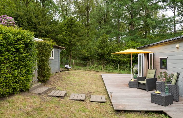 Terras van Vakantiehuis in Rheden met comfortabele stoelen in Veluwe, Gelderland.