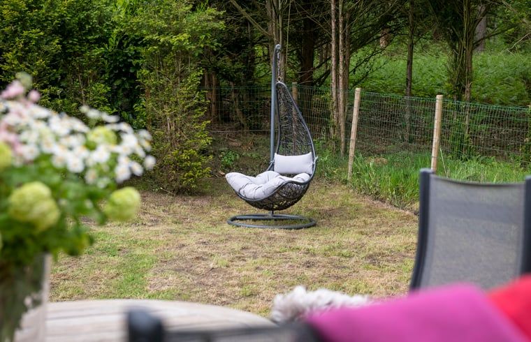 Ontspannende hangstoel in de tuin van Vakantiehuis in Rheden, Veluwe, Gelderland.