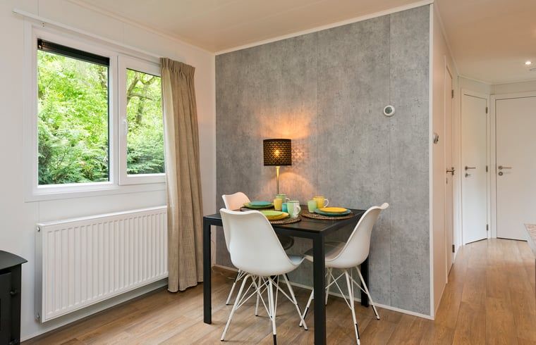 Eettafel in Vakantiehuis in Rheden met kleurrijk servies, Veluwe, Gelderland.