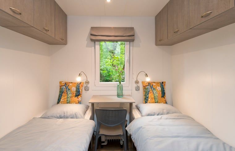 Stijlvolle badkamer in Vakantiehuis in Rheden met glazen douche, Veluwe, Gelderland.