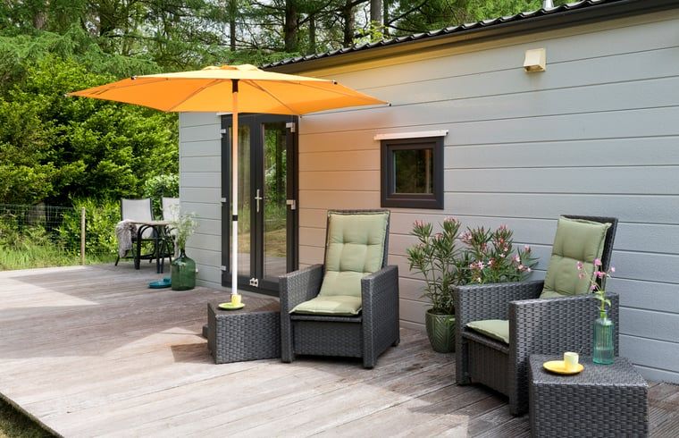 Zonnig terras van Vakantiehuis in Rheden met comfortabele zitjes, Veluwe, Gelderland.