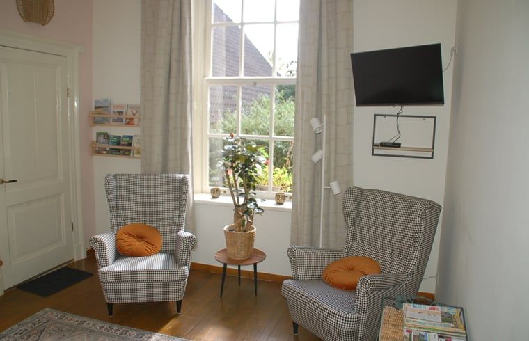 Gruener Garten mit Laterne im Ferienhaus in De Steeg, Veluwe, Gelderland.