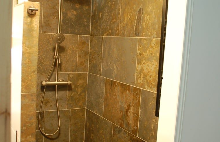 Luxurioeses Badezimmer im Ferienhaus in De Steeg, Veluwe, Gelderland.