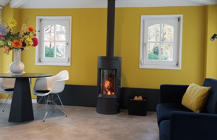 Gemuetlicher Innenraum mit Kamin im Ferienhaus in Heerde, Veluwe, Gelderland.