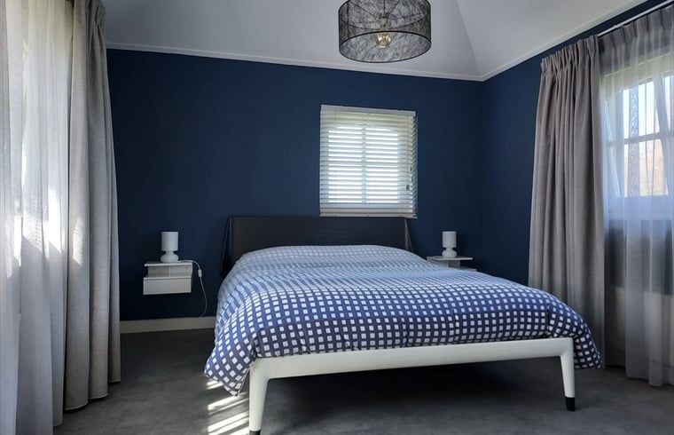 Gemuetliches Schlafzimmer im Ferienhaus in Heerde mit blauen Waenden, Veluwe.