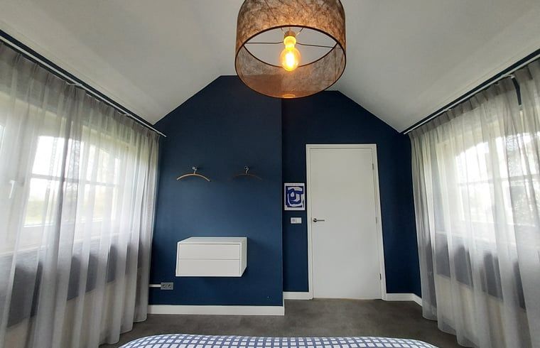 Schlafzimmer mit grossen Fenstern im Ferienhaus in Heerde, Veluwe, Gelderland.