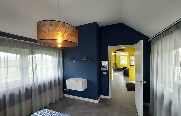 Blick vom Schlafzimmer zum Wohnzimmer im Ferienhaus in Heerde, Veluwe, Gelderland.