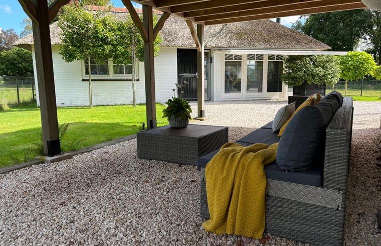 Ueberdachter Freisitz Ferienhaus in Heerde, Veluwe, Gelderland.