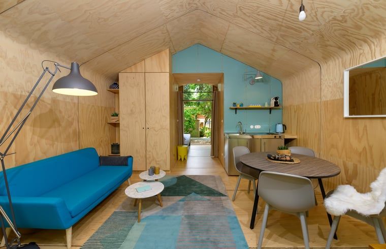 Stilvolles Wohnzimmer eines Ferienhauses in Apeldoorn, ideal fuer einen entspannten Aufenthalt in der Veluwe.