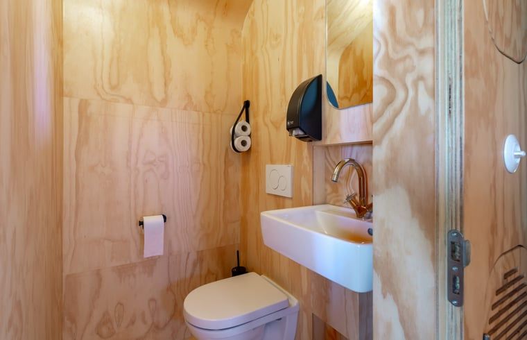 Praktisches Badezimmer im Ferienhaus Apeldoorn, ideal fuer einen komfortablen Aufenthalt in der Veluwe.