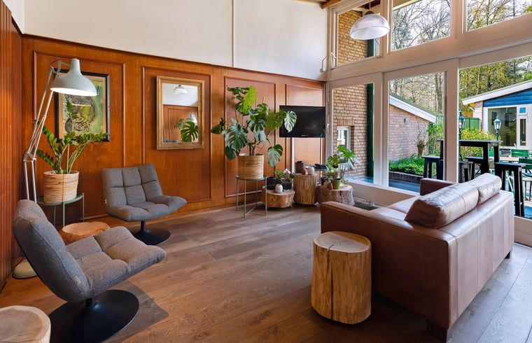 Stilvolles Wohnzimmer im Ferienhaus Apeldoorn, ideal zum Entspannen nach einem Tag auf der Veluwe.