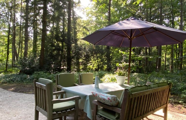Outdoor dining at Huisje in Hattem, vacation accommodation in the Veluwe, Gelderland.